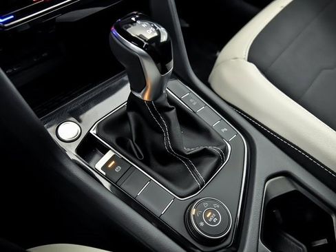 Used 2025 Volkswagen Taos SE w/ Panoramic Sunroof Package image 16