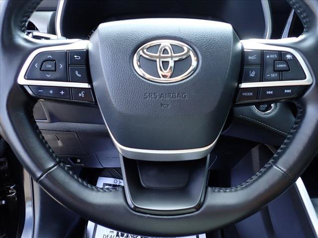 Used 2022 Toyota Highlander XLE AWD/4WD image 19
