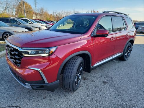 Used 2025 Honda Pilot Touring image 1