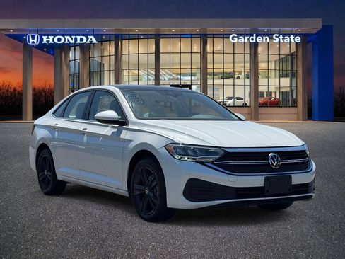 Used 2023 Volkswagen Jetta SE w/ Panoramic Sunroof Package FWD image 2