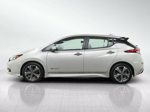 Used 2018 Nissan Leaf SV w/ SV Technology Package FWD image 2