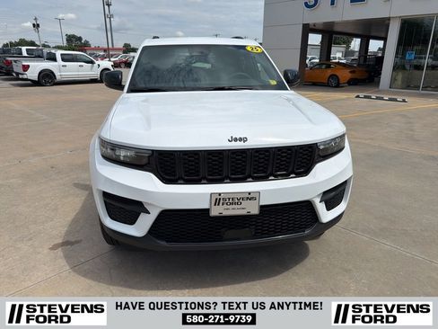 Used 2025 Jeep Grand Cherokee Altitude AWD/4WD image 3