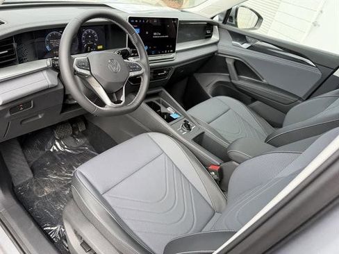 New 2025 Volkswagen Tiguan SE image 2