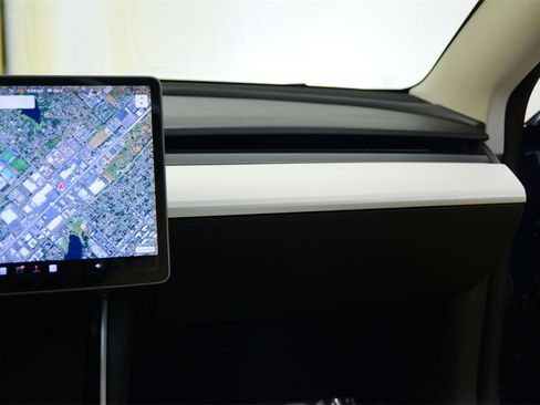 Used 2018 Tesla Model 3 Long Range image 13