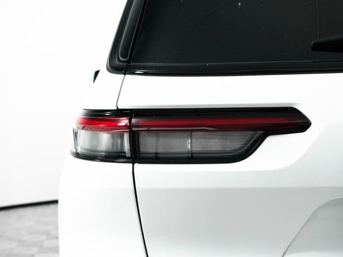 Used 2024 Jeep Grand Cherokee L Altitude image 12