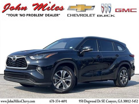 Used 2022 Toyota Highlander XLE image 1