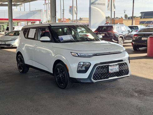 Used 2022 Kia Soul LX w/ Technology Package FWD image 2