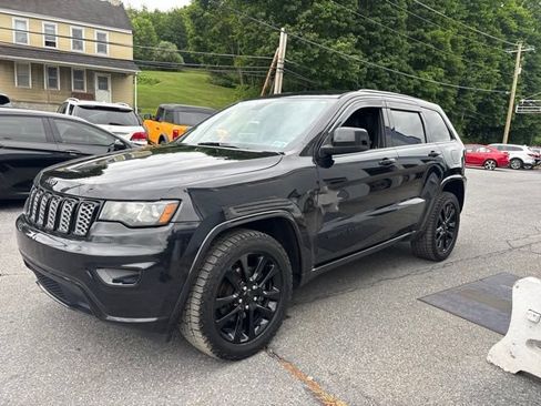 Used 2017 Jeep Grand Cherokee Altitude AWD/4WD image 3