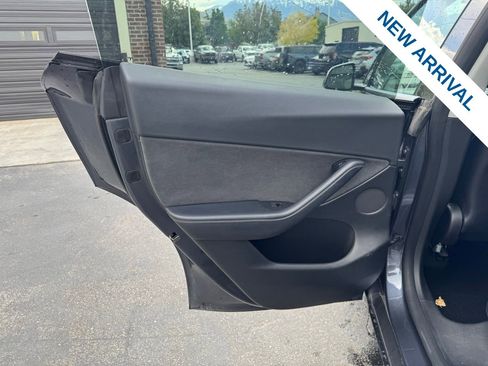 Used 2022 Tesla Model Y Long Range AWD/4WD image 16