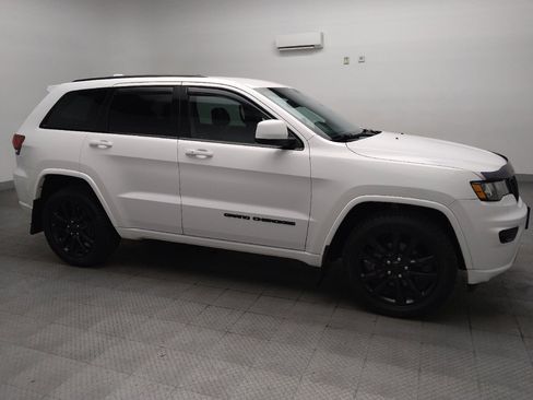 Used 2017 Jeep Grand Cherokee Altitude AWD/4WD image 11