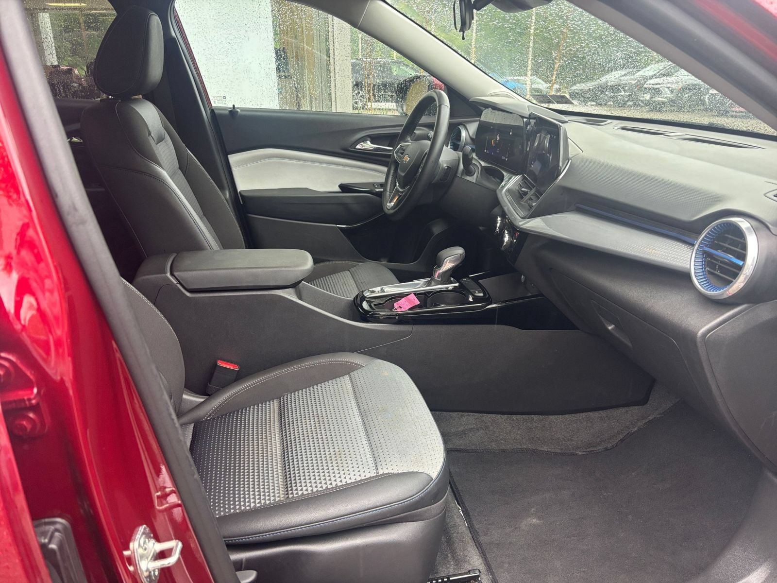 Used 2025 Chevrolet Trax LT w/ LT Convenience Package FWD image 34