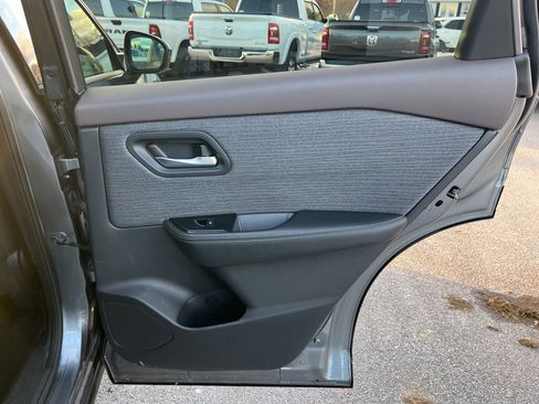 Used 2021 Nissan Rogue SV image 11