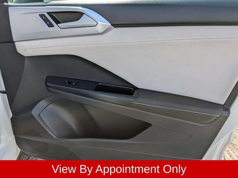 Used 2025 Volkswagen Taos SE AWD/4WD image 31