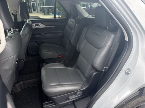 Used 2025 Ford Explorer Active w/ Active Comfort Package AWD/4WD image 15