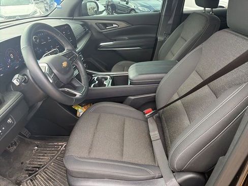 Used 2025 Chevrolet Traverse LT image 4