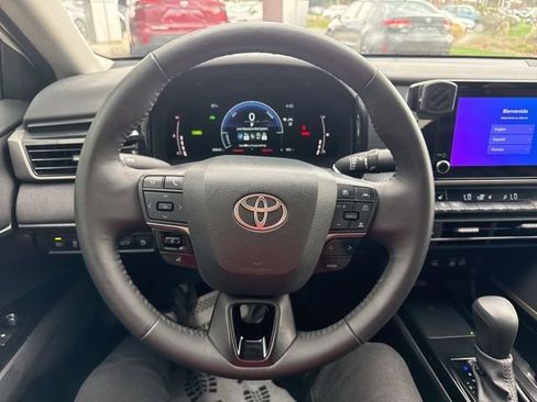 Used 2025 Toyota Camry LE w/ Convenience Package image 14