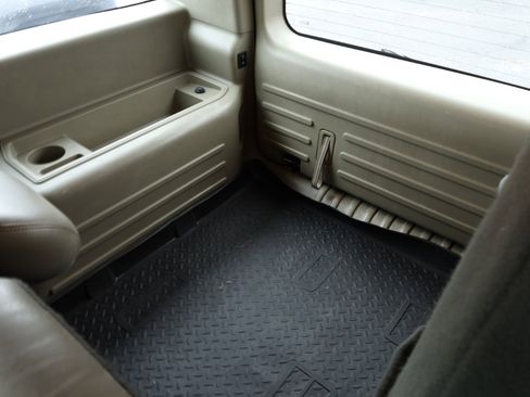 Used 2003 HUMMER H2 w/ Preferred Equipment Group image 17