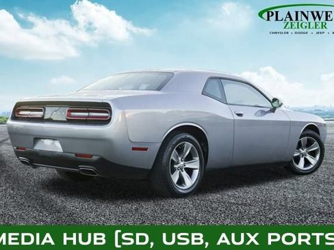 Used 2016 Dodge Challenger SXT image 3