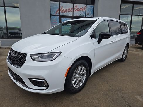 New 2026 Chrysler Pacifica Select image 2