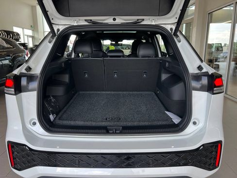 Used 2025 Volkswagen Tiguan SE R-Line FWD image 31
