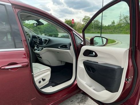 Used 2019 Chrysler Pacifica Limited FWD image 18