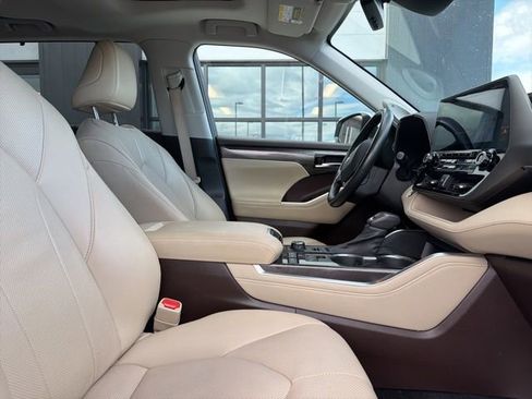 Used 2021 Toyota Highlander Limited AWD/4WD image 9