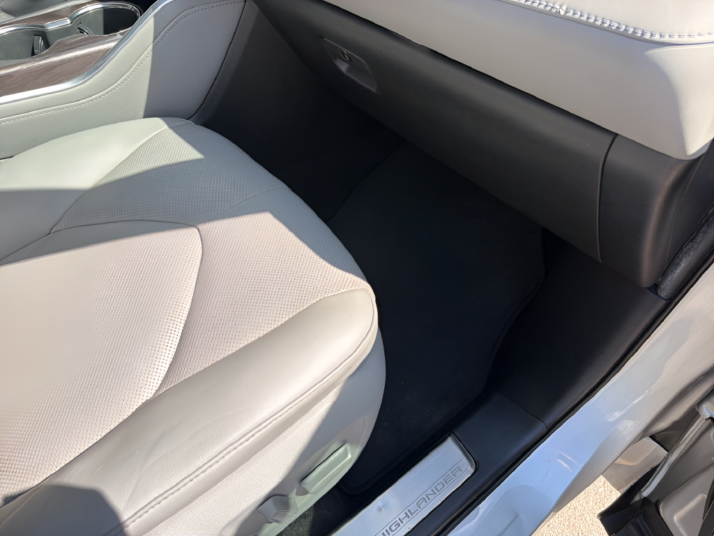 Used 2020 Toyota Highlander Limited FWD image 36