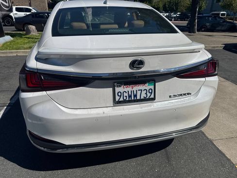 Used 2023 Lexus ES 300h w/ Accessory Package (Z1) FWD image 2