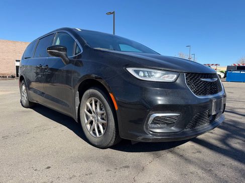 Used 2024 Chrysler Pacifica Touring-L image 3