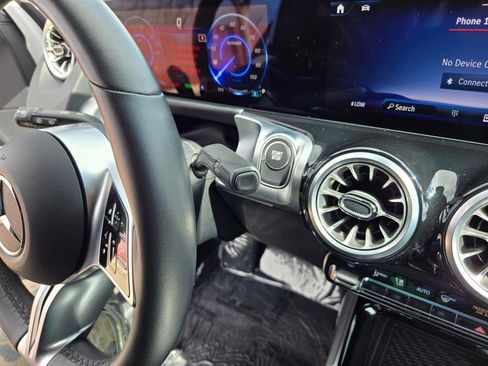 Used 2024 Mercedes-Benz EQB 300 4MATIC image 19