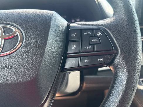Used 2025 Toyota Sienna LE AWD/4WD image 22