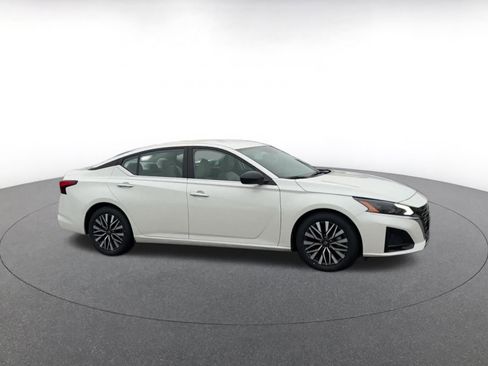 Used 2025 Nissan Altima 2.5 SV image 2