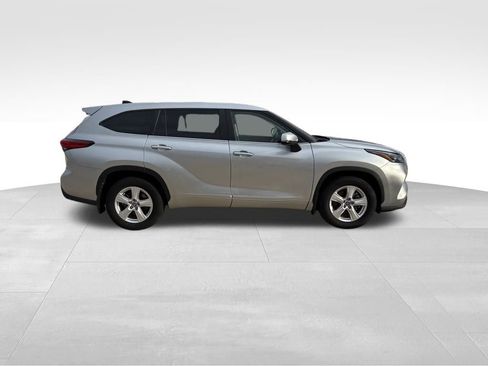 Used 2023 Toyota Highlander LE image 5