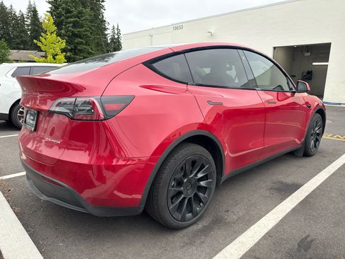 Used 2023 Tesla Model Y AWD image 6