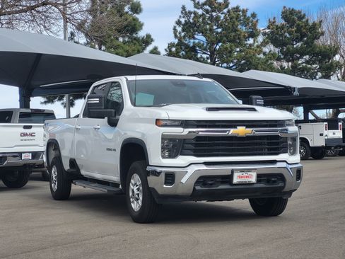 Used 2024 Chevrolet Silverado 2500 LT image 3