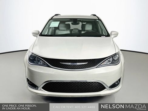 Used 2017 Chrysler Pacifica Touring-L FWD image 2