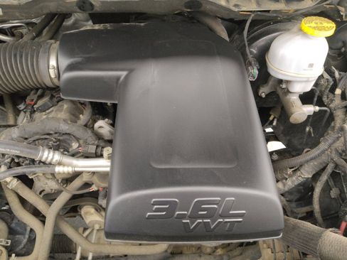 Used 2022 RAM 1500 Classic SLT AWD/4WD image 30