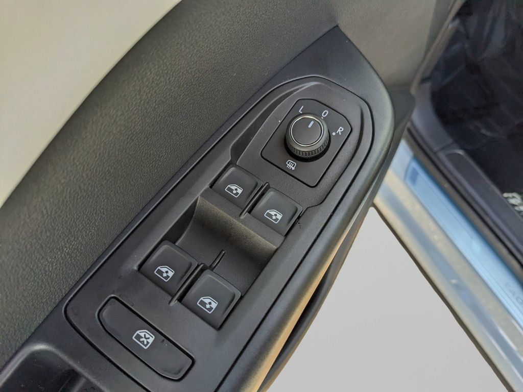 New 2026 Volkswagen Taos SE FWD image 16