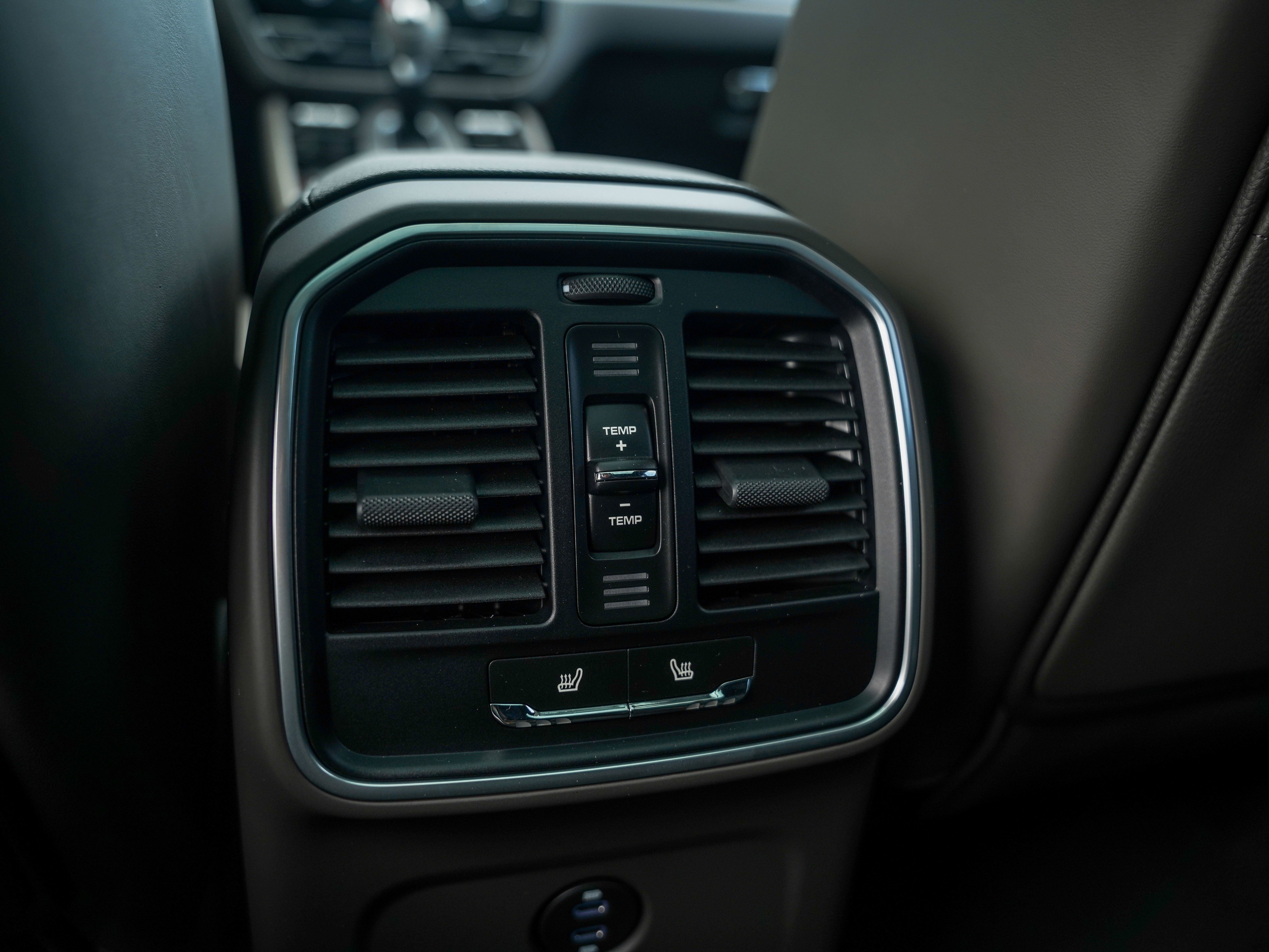 Certified 2026 Porsche Macan AWD/4WD image 28