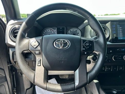Used 2016 Toyota Tacoma TRD Off-Road w/ Premium & Technology Package AWD/4WD image 46