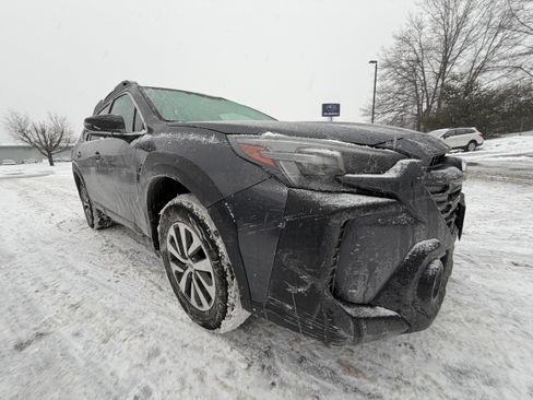 Used 2023 Subaru Outback Premium image 12