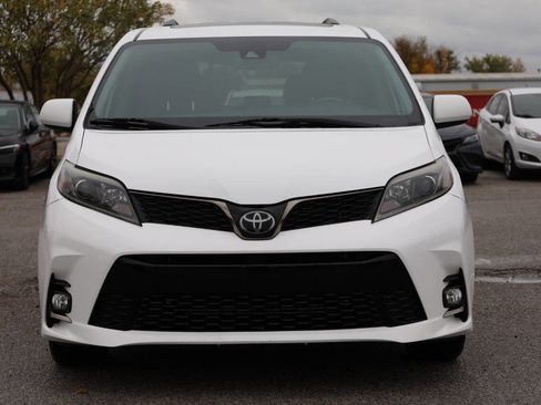 Used 2019 Toyota Sienna SE image 2