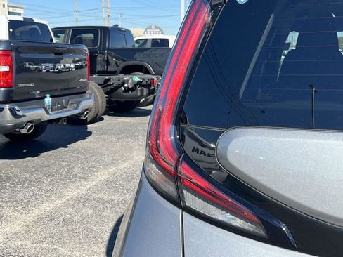 Used 2023 Kia Soul LX w/ LX Technology Package image 10