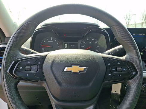 Used 2025 Chevrolet Trax LS FWD image 18