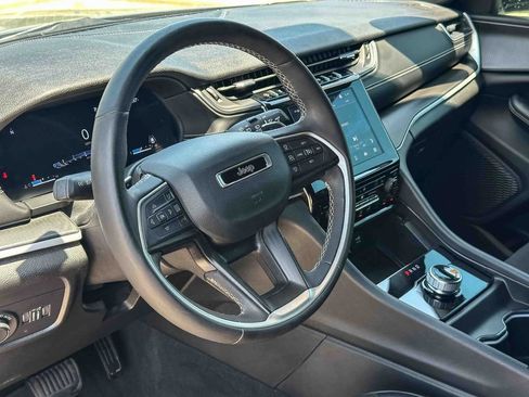 Used 2023 Jeep Grand Cherokee Altitude AWD/4WD image 12