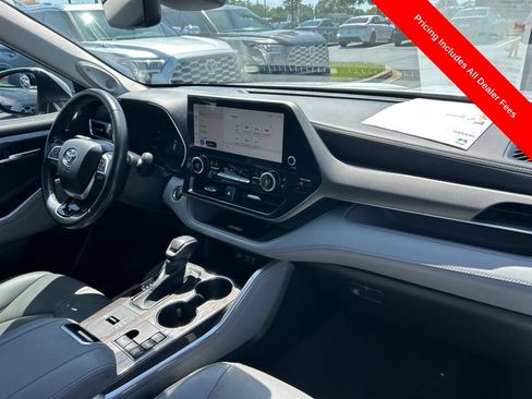Used 2023 Toyota Highlander Limited FWD image 24