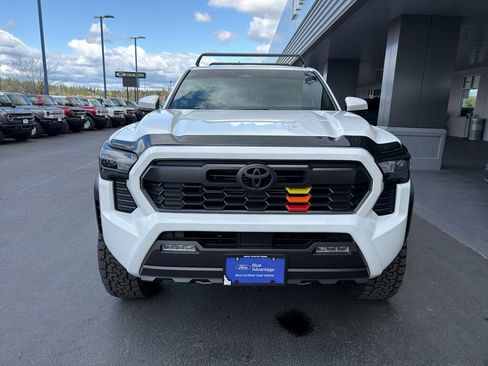 Used 2025 Toyota Tacoma TRD Off-Road image 2