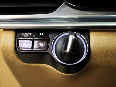 Used 2019 Porsche Panamera w/ Premium Package image 20