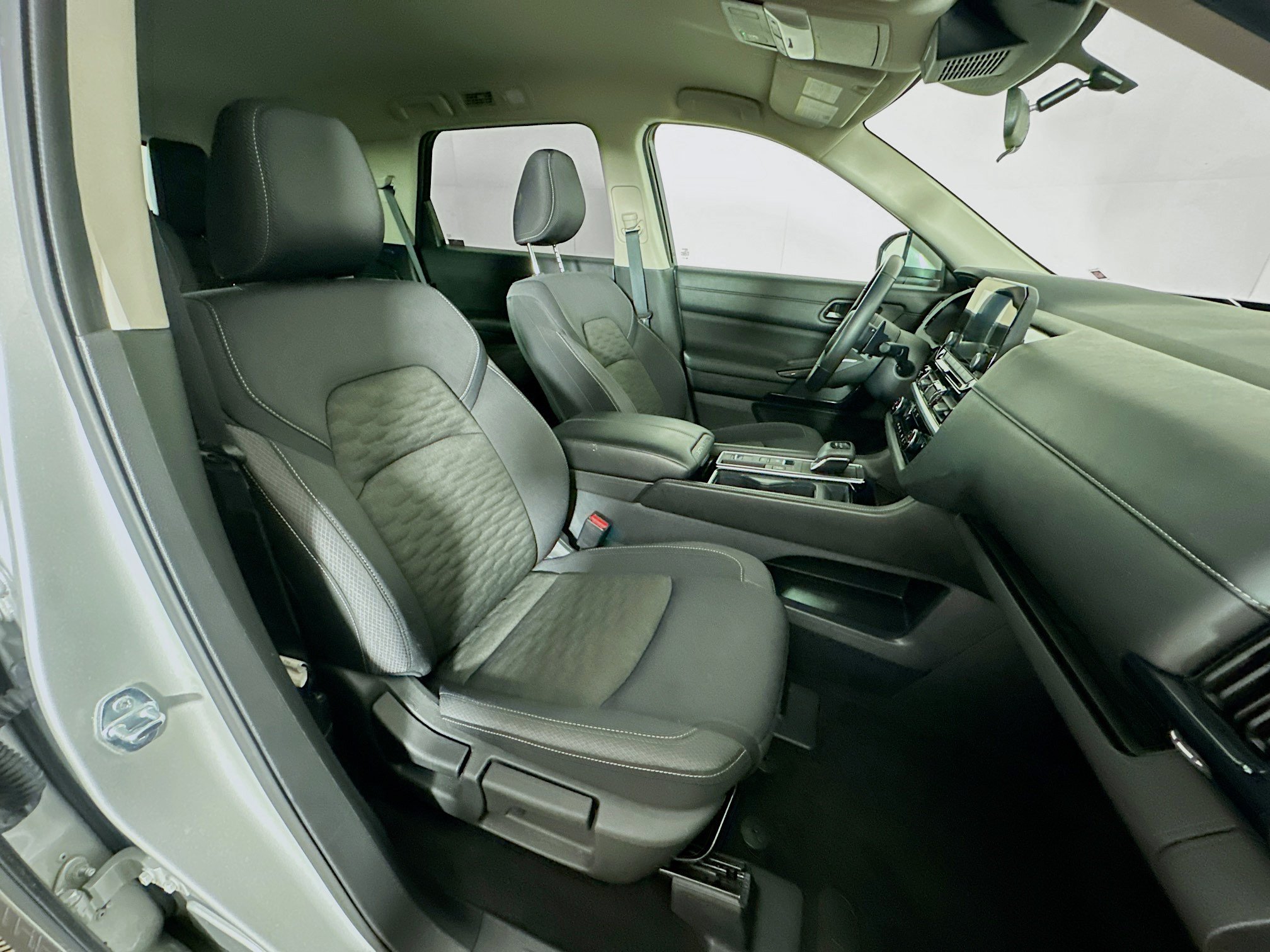 Used 2025 Nissan Pathfinder SV FWD image 33