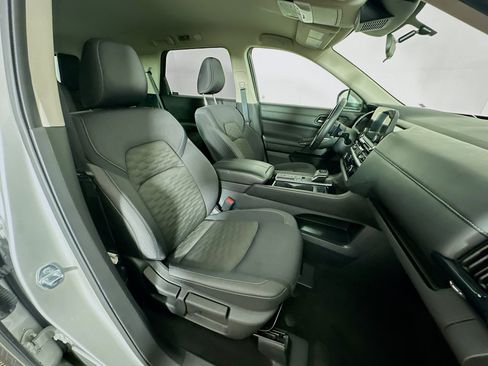 Used 2025 Nissan Pathfinder SV FWD image 33